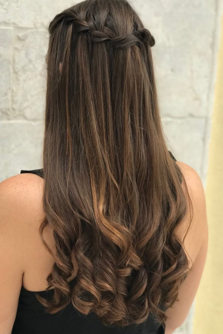 Open Hair with Side Curls: Glam Without Going Overboard